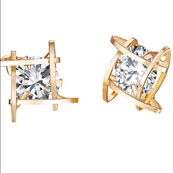 🔥New  Gorgeous Square Zircon Stud Earrings - Picture 2 of 3